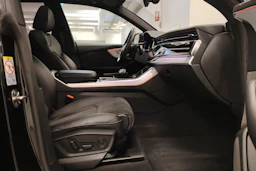 Musta Audi Q8 2021 kuva 11.