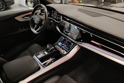 Musta Audi Q8 2021 kuva 12.