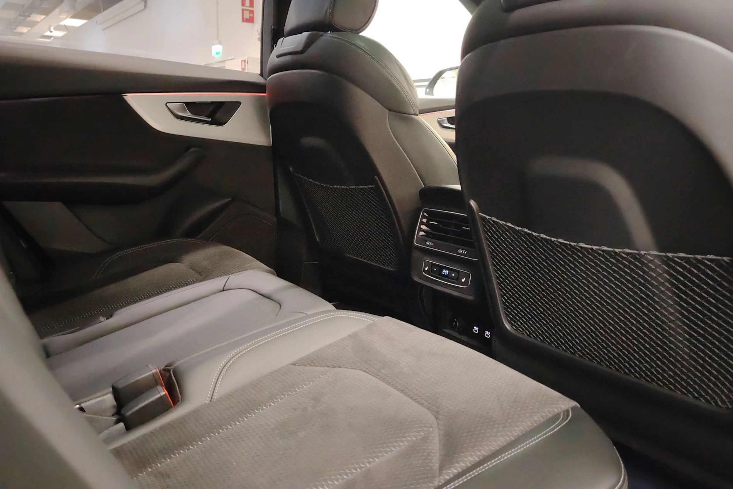 Musta Audi Q8 2021 kuva 13.