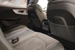 Musta Audi Q8 2021 kuva 13.