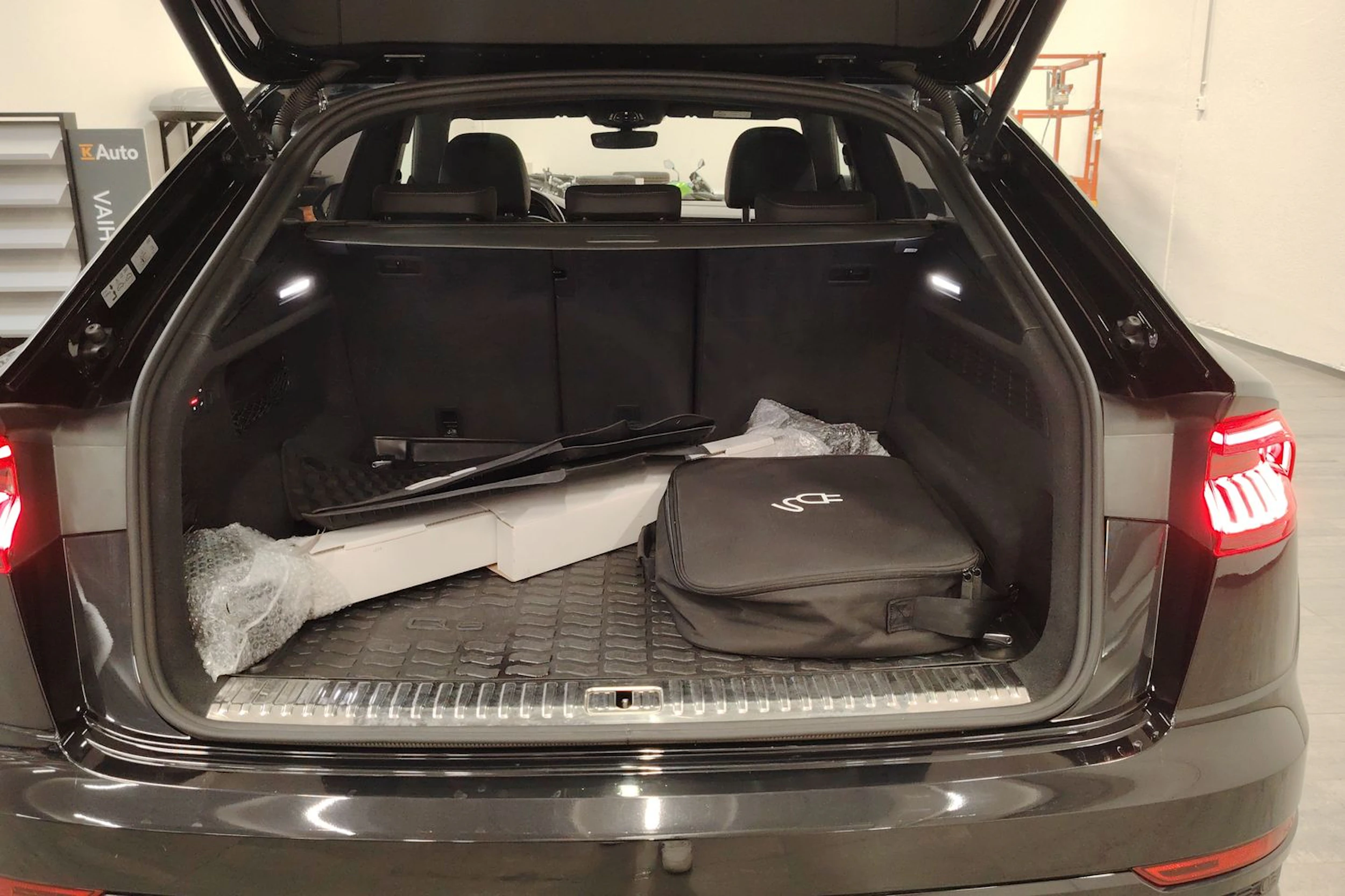 Musta Audi Q8 2021 kuva 14.