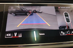 Musta Audi Q8 2021 kuva 18.