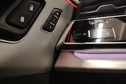 Musta Audi Q8 2021 kuva 21.