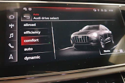 Musta Audi Q8 2021 kuva 23.