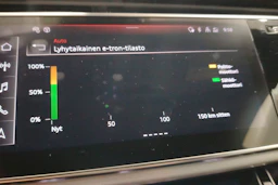 Musta Audi Q8 2021 kuva 25.