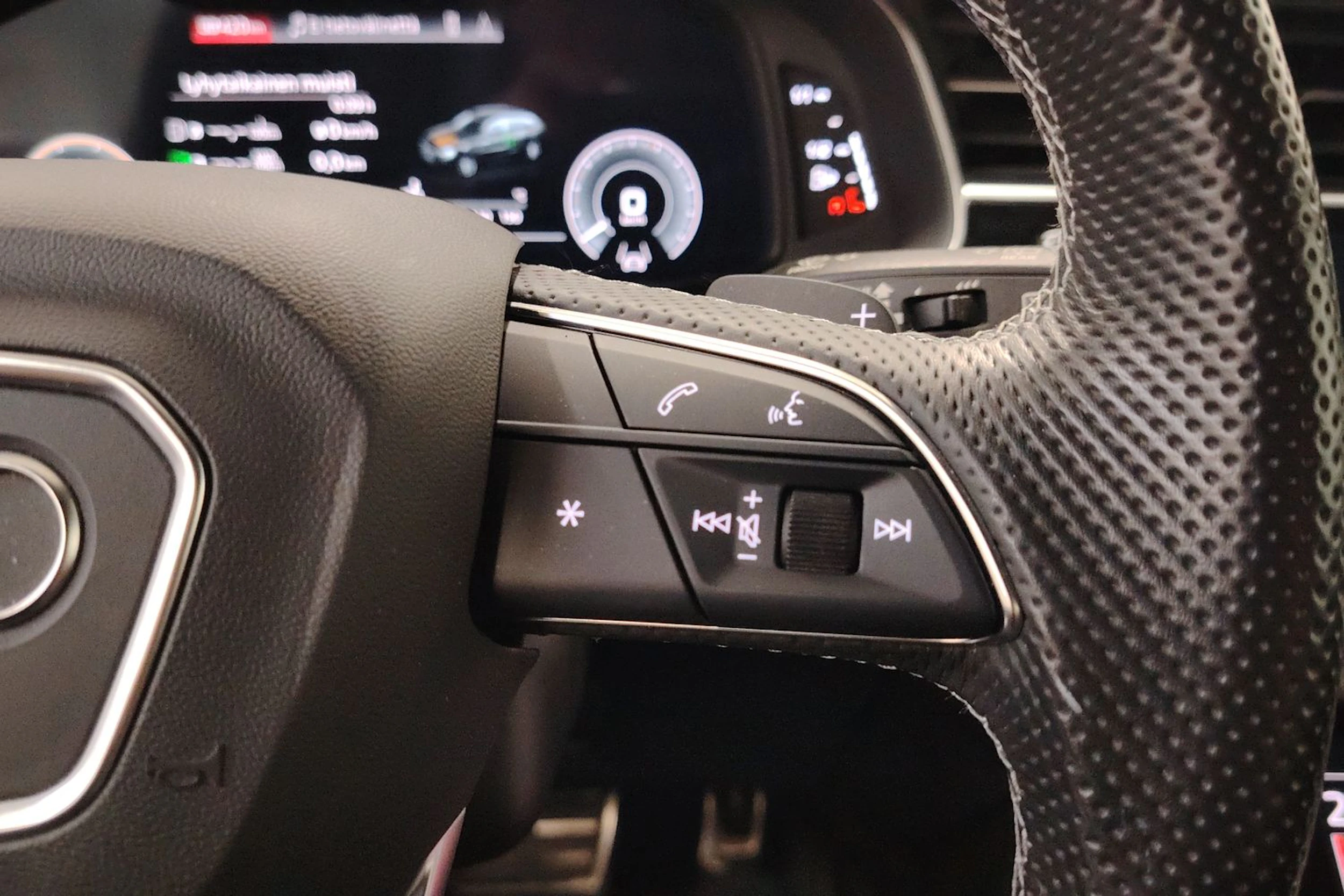 Musta Audi Q8 2021 kuva 28.