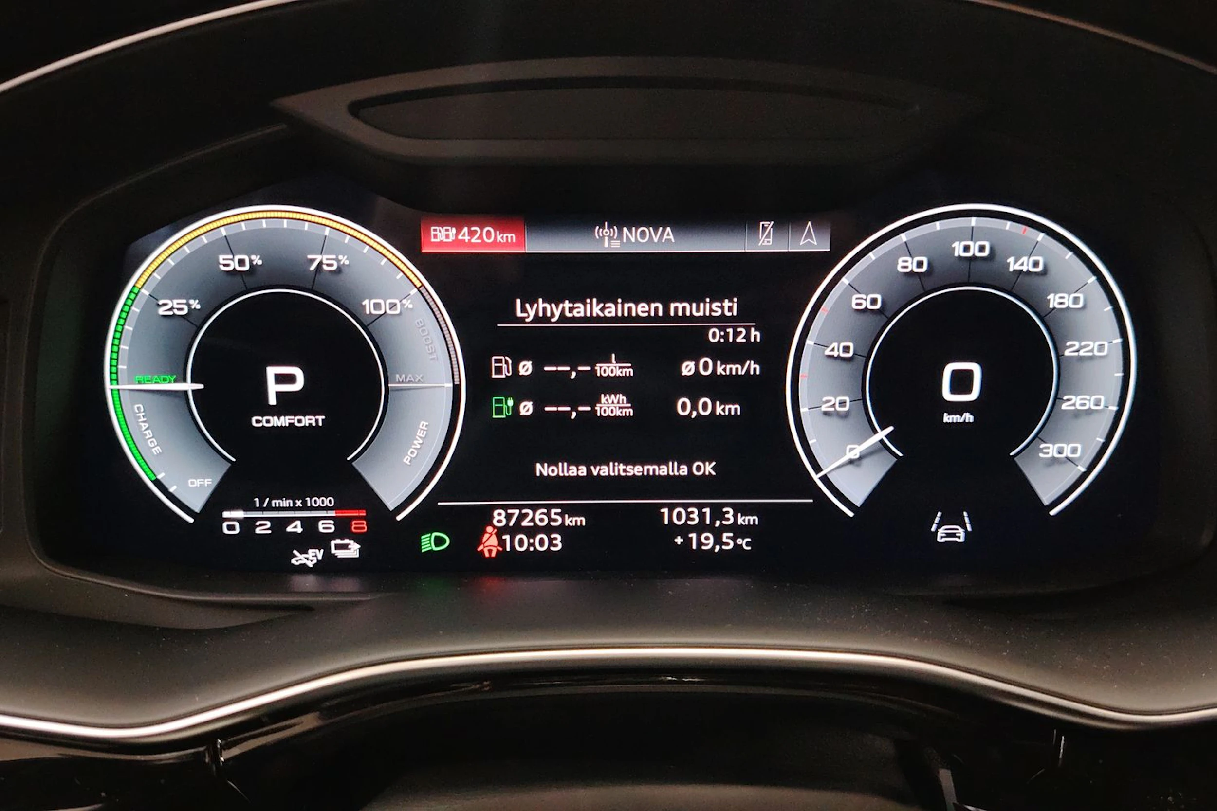 Musta Audi Q8 2021 kuva 36.