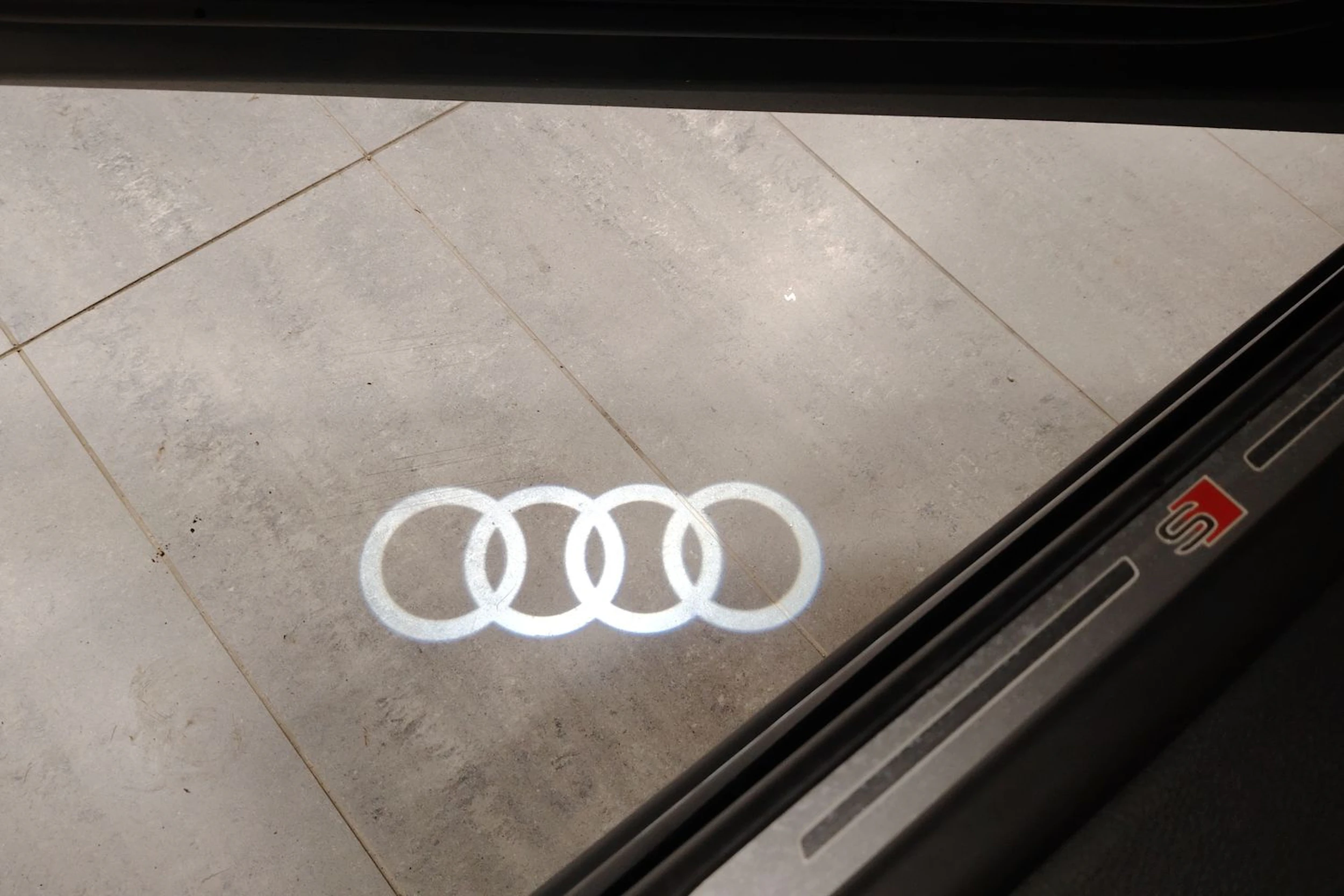 Musta Audi Q8 2021 kuva 38.