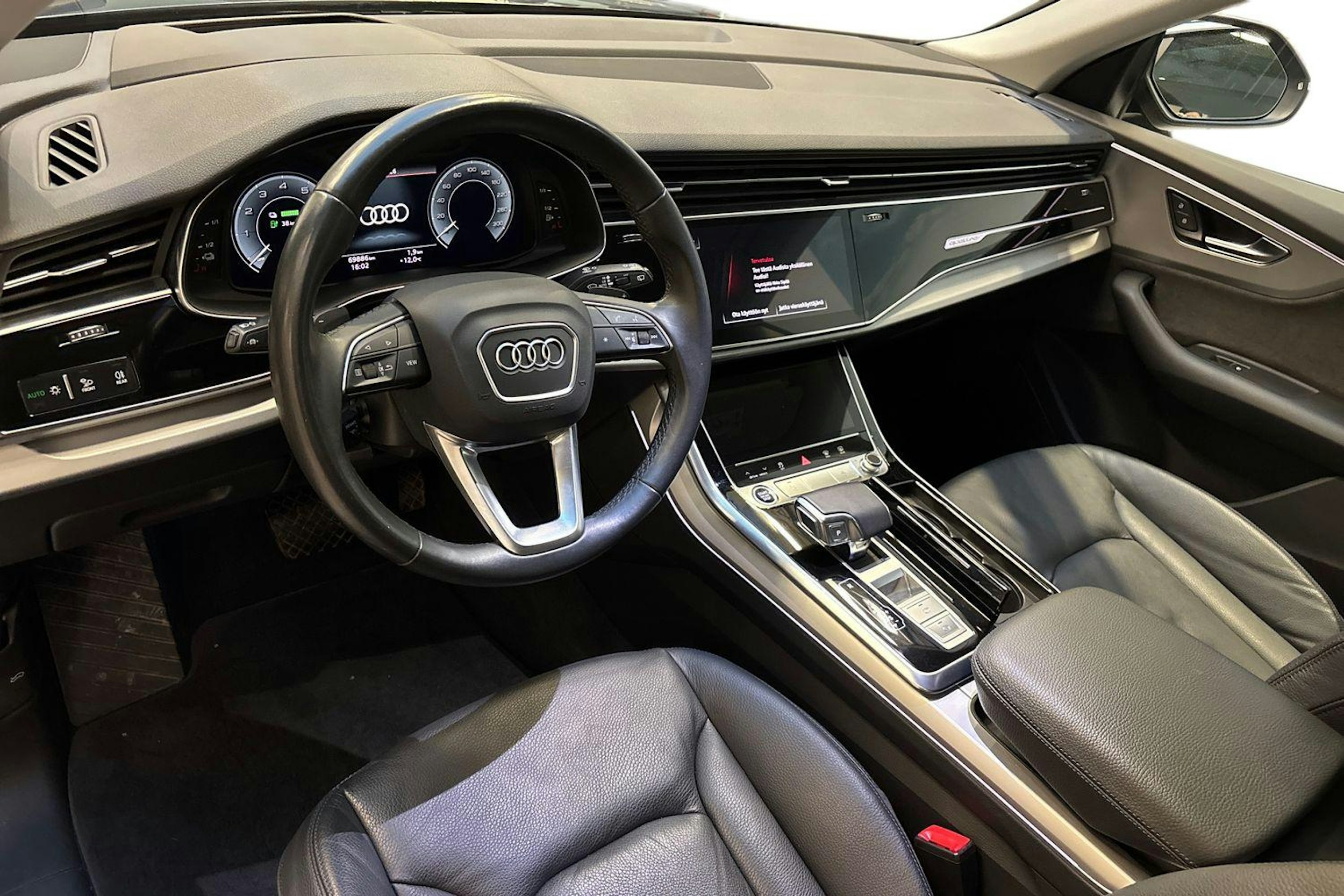 sininen Audi Q8 2021 kuva 7.