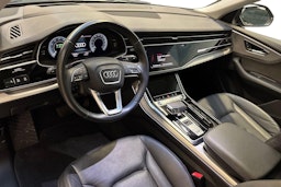 sininen Audi Q8 2021 kuva 7.