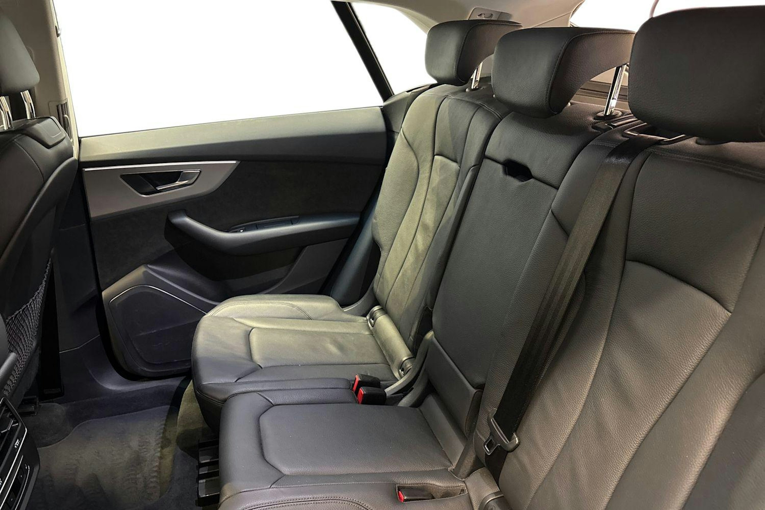 sininen Audi Q8 2021 kuva 10.