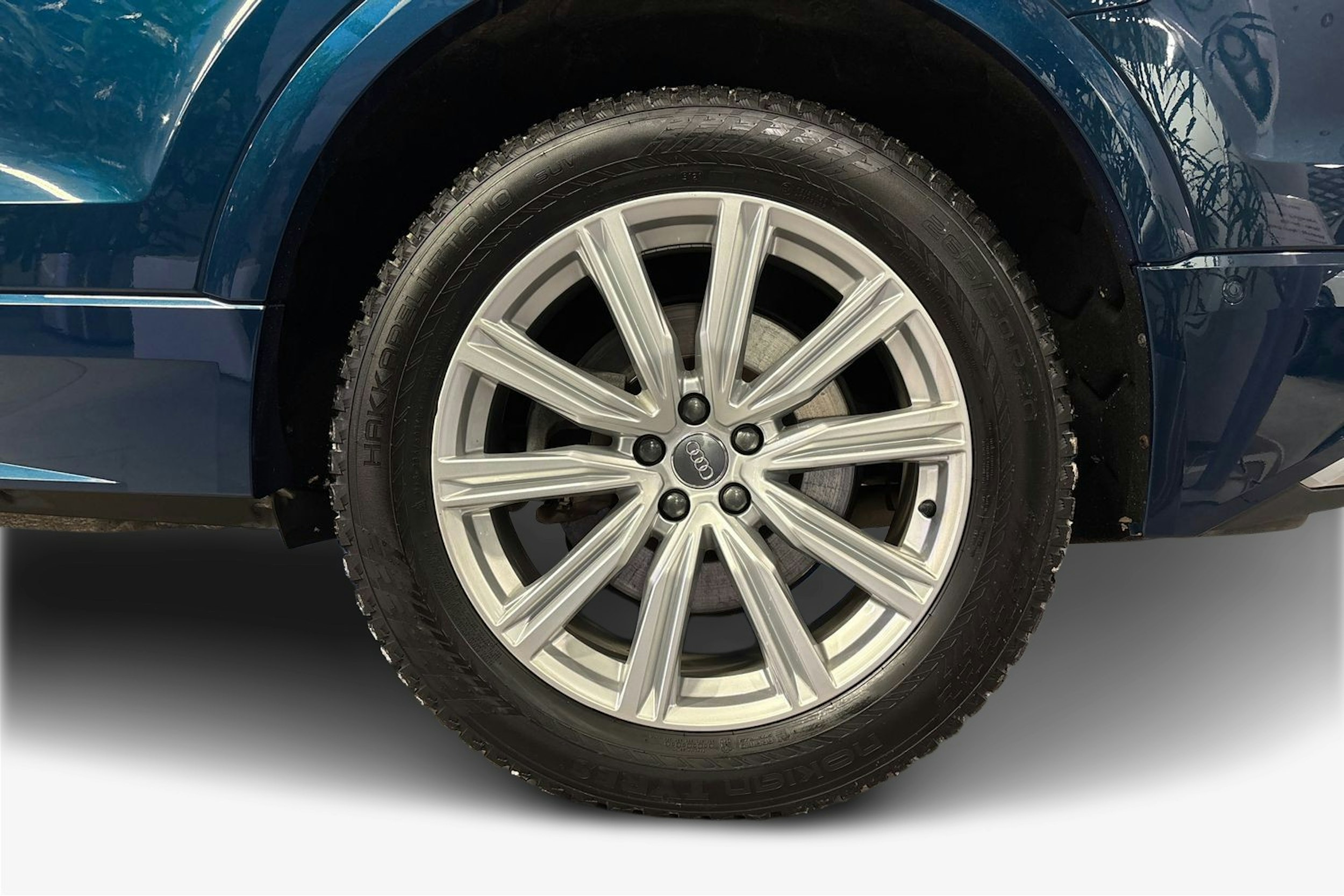 sininen Audi Q8 2021 kuva 11.