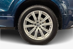 sininen Audi Q8 2021 kuva 11.