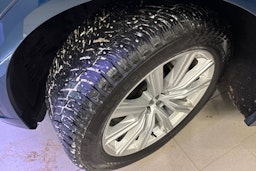 sininen Audi Q8 2021 kuva 13.