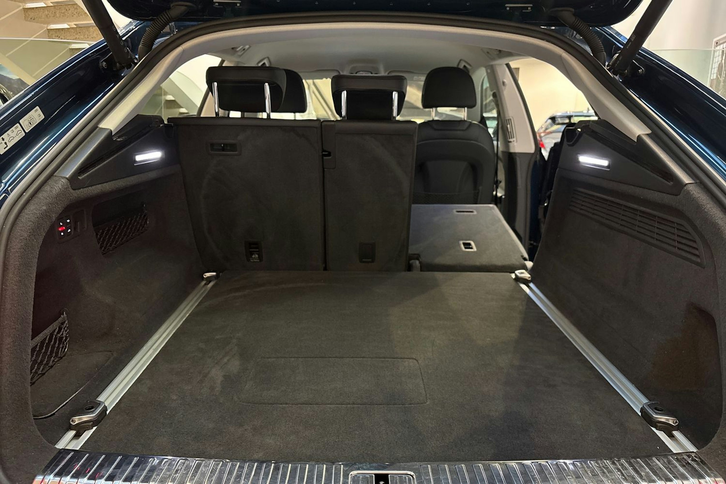 sininen Audi Q8 2021 kuva 14.