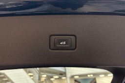 sininen Audi Q8 2021 kuva 17.