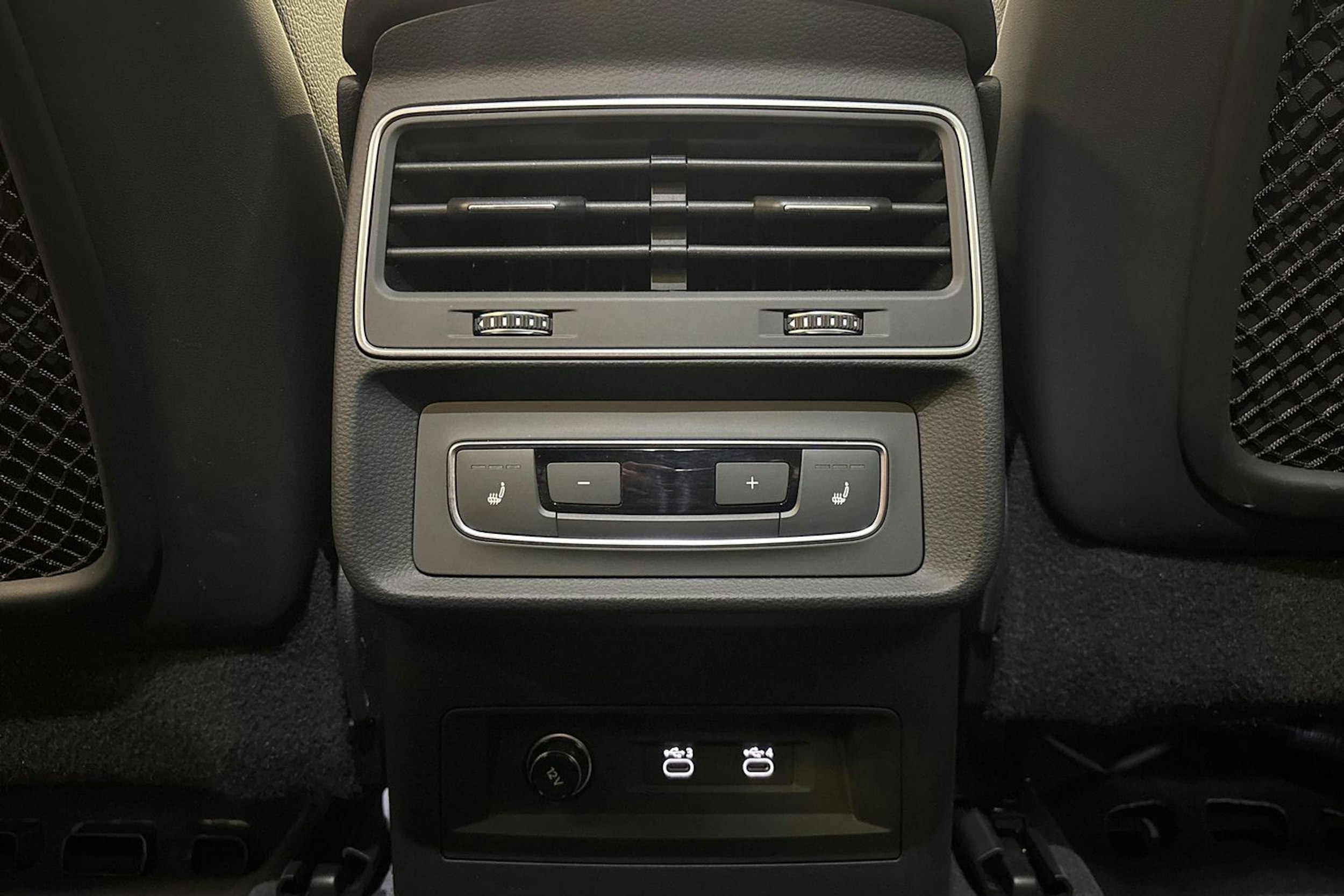 sininen Audi Q8 2021 kuva 18.