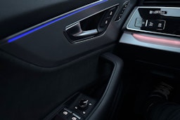 sininen Audi Q8 2021 kuva 19.