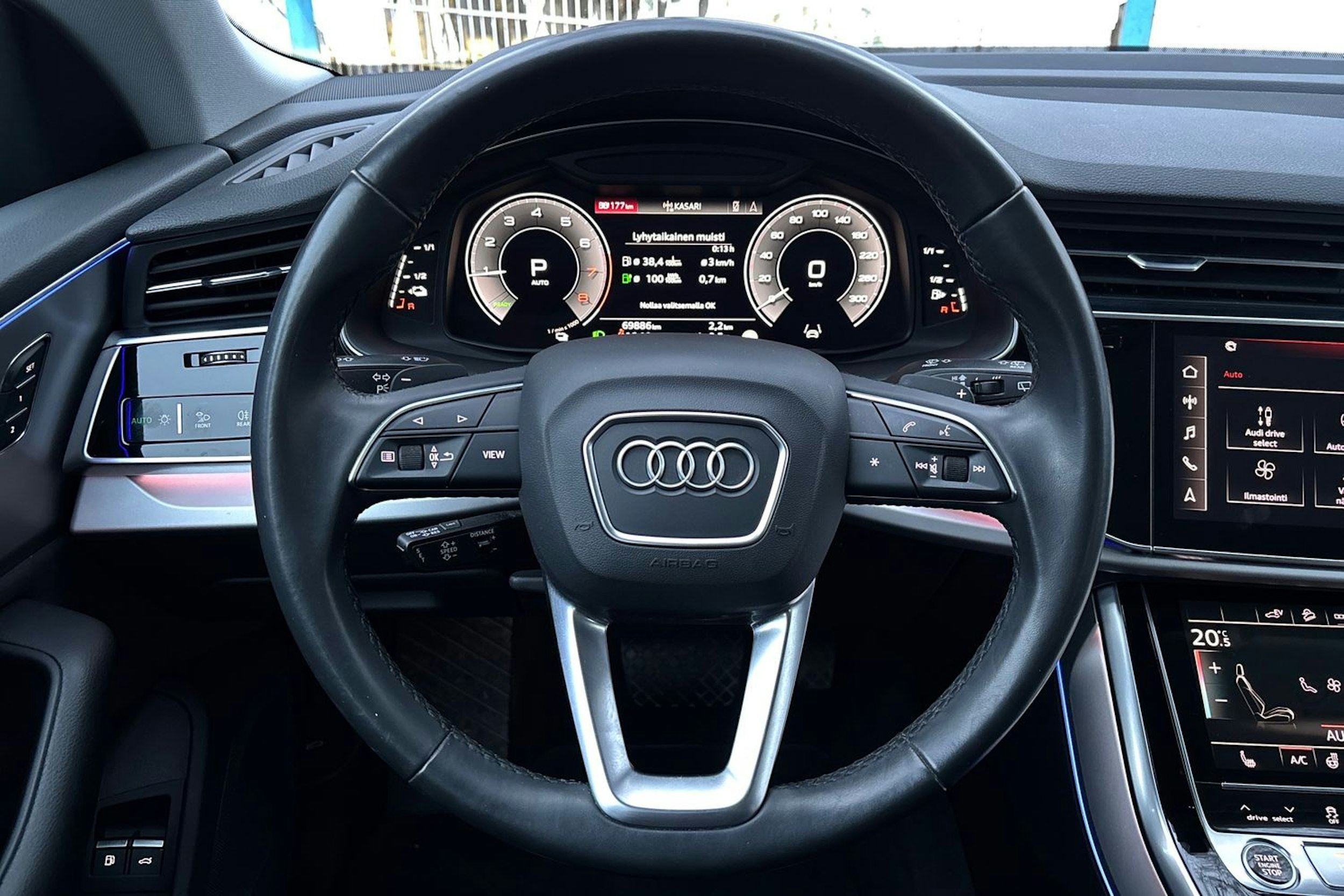 sininen Audi Q8 2021 kuva 22.