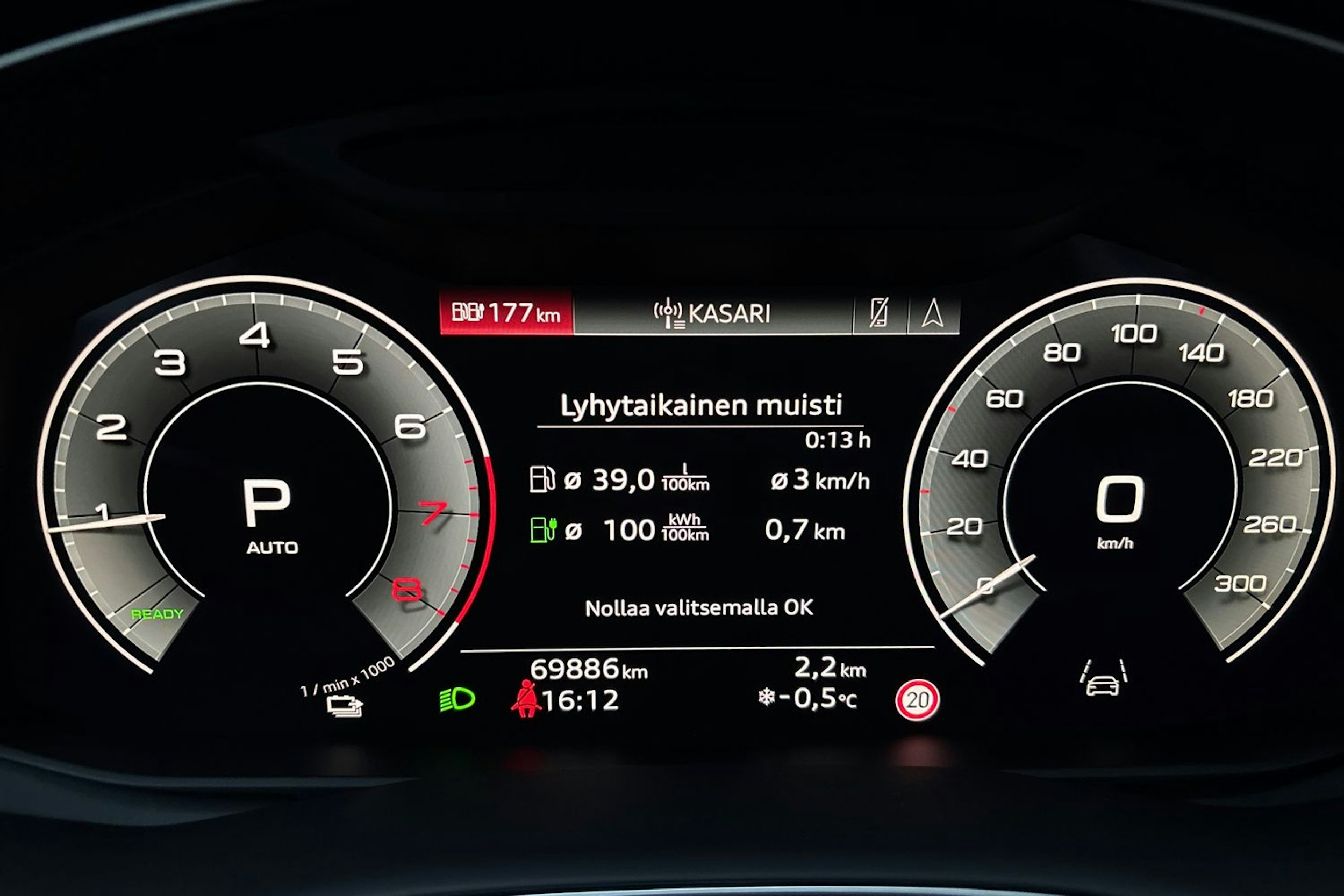 sininen Audi Q8 2021 kuva 23.