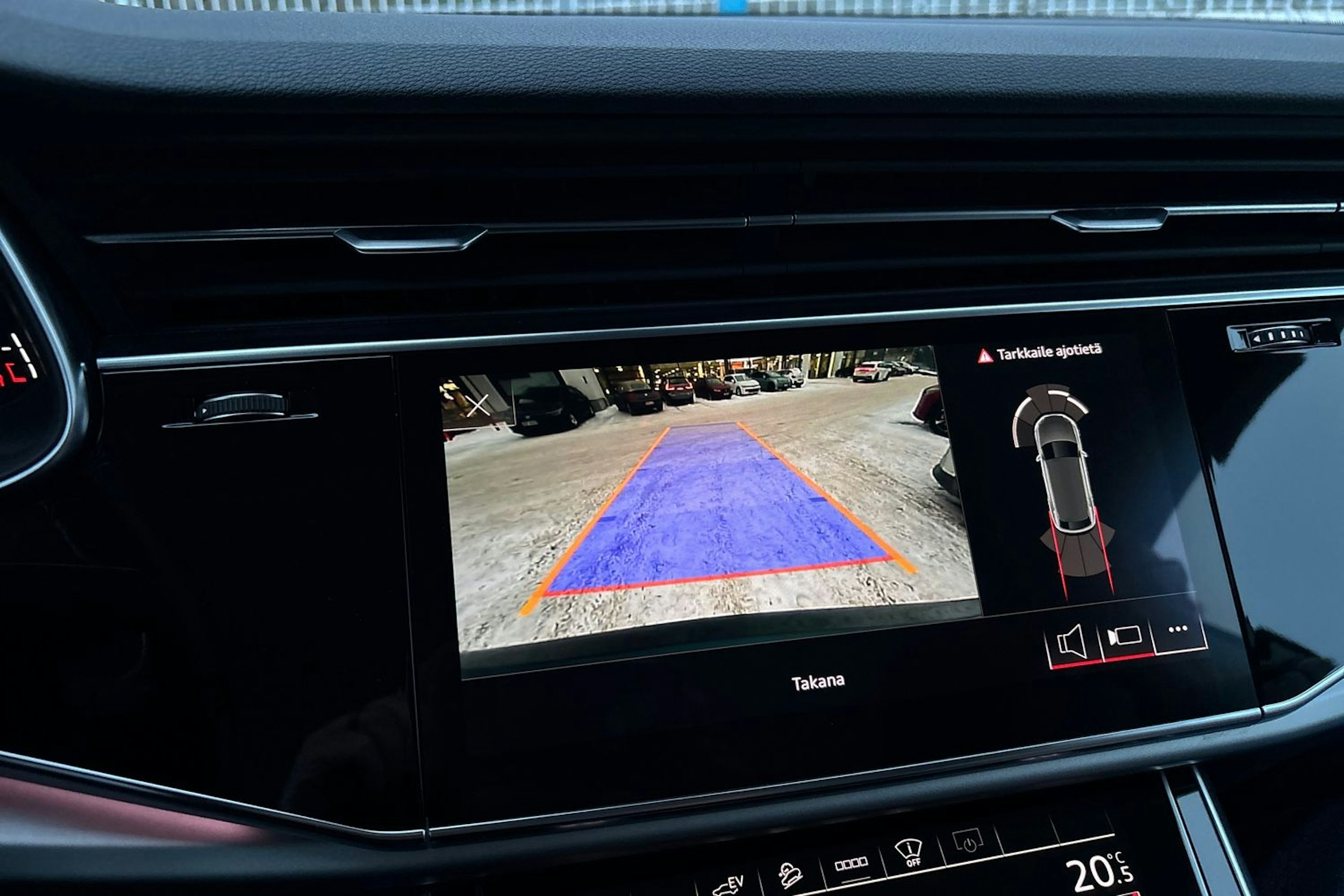 sininen Audi Q8 2021 kuva 24.