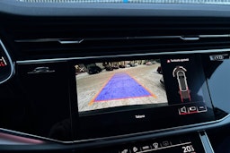 sininen Audi Q8 2021 kuva 24.