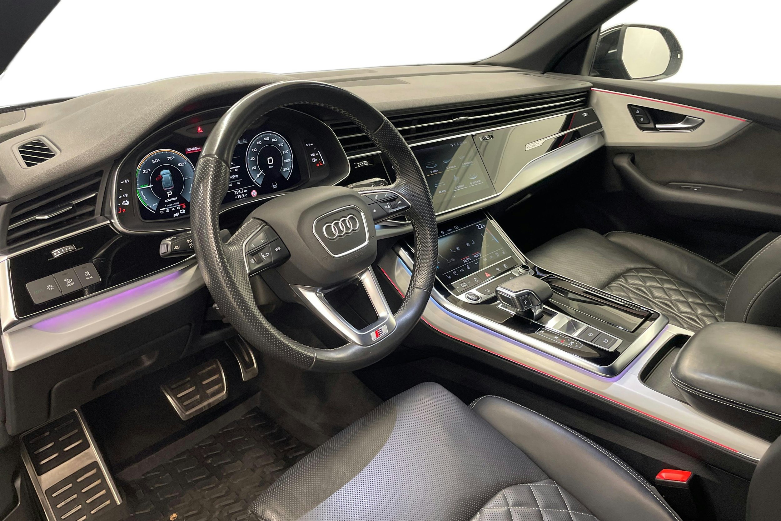 musta Audi Q8 2021 kuva 7.