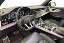 musta Audi Q8 2021 kuva 7.