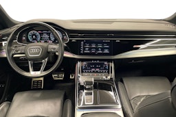 musta Audi Q8 2021 kuva 9.