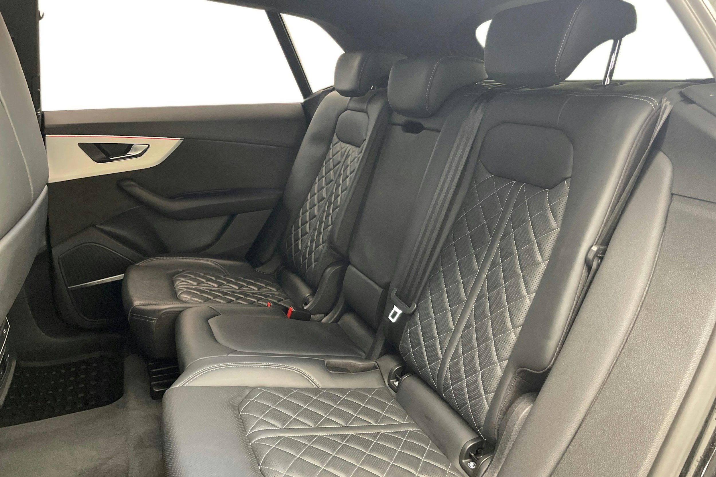 musta Audi Q8 2021 kuva 10.