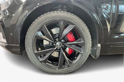 musta Audi Q8 2021 kuva 11.