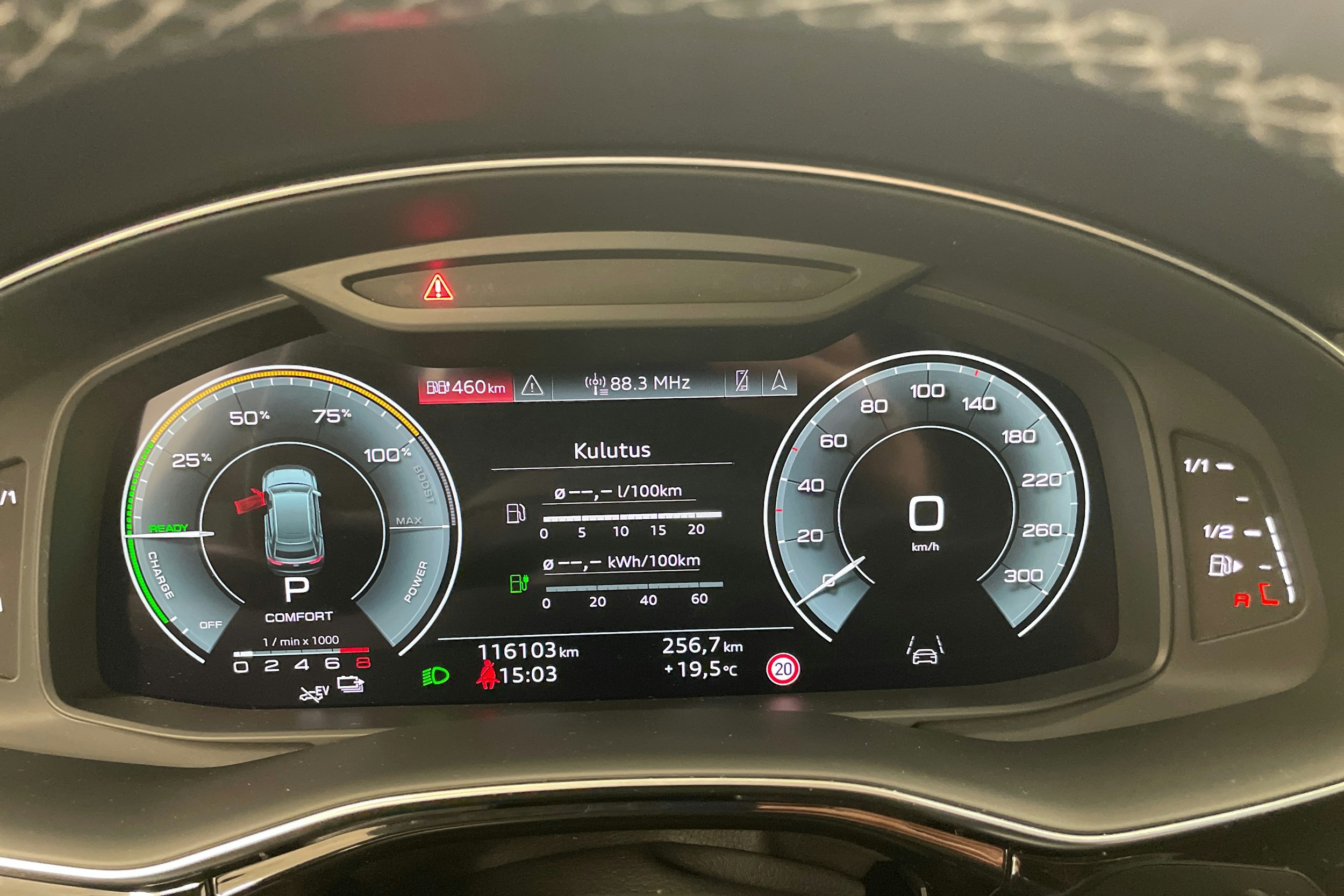 musta Audi Q8 2021 kuva 16.