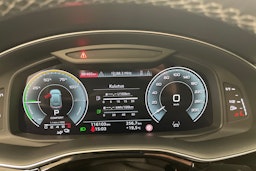 musta Audi Q8 2021 kuva 16.