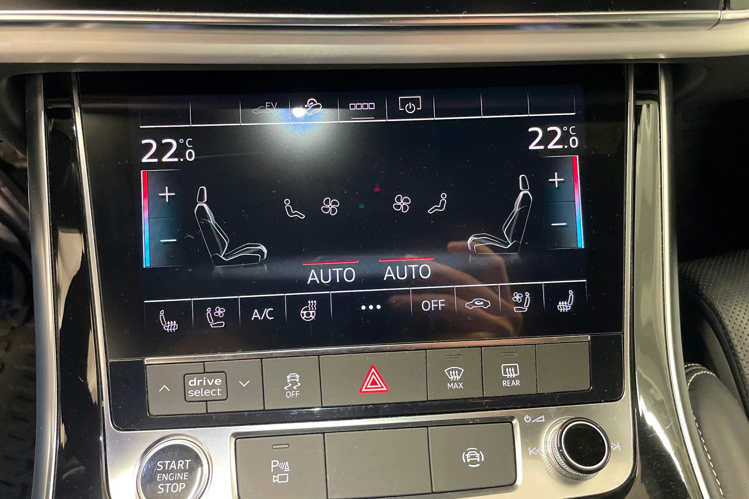 musta Audi Q8 2021 kuva 17.