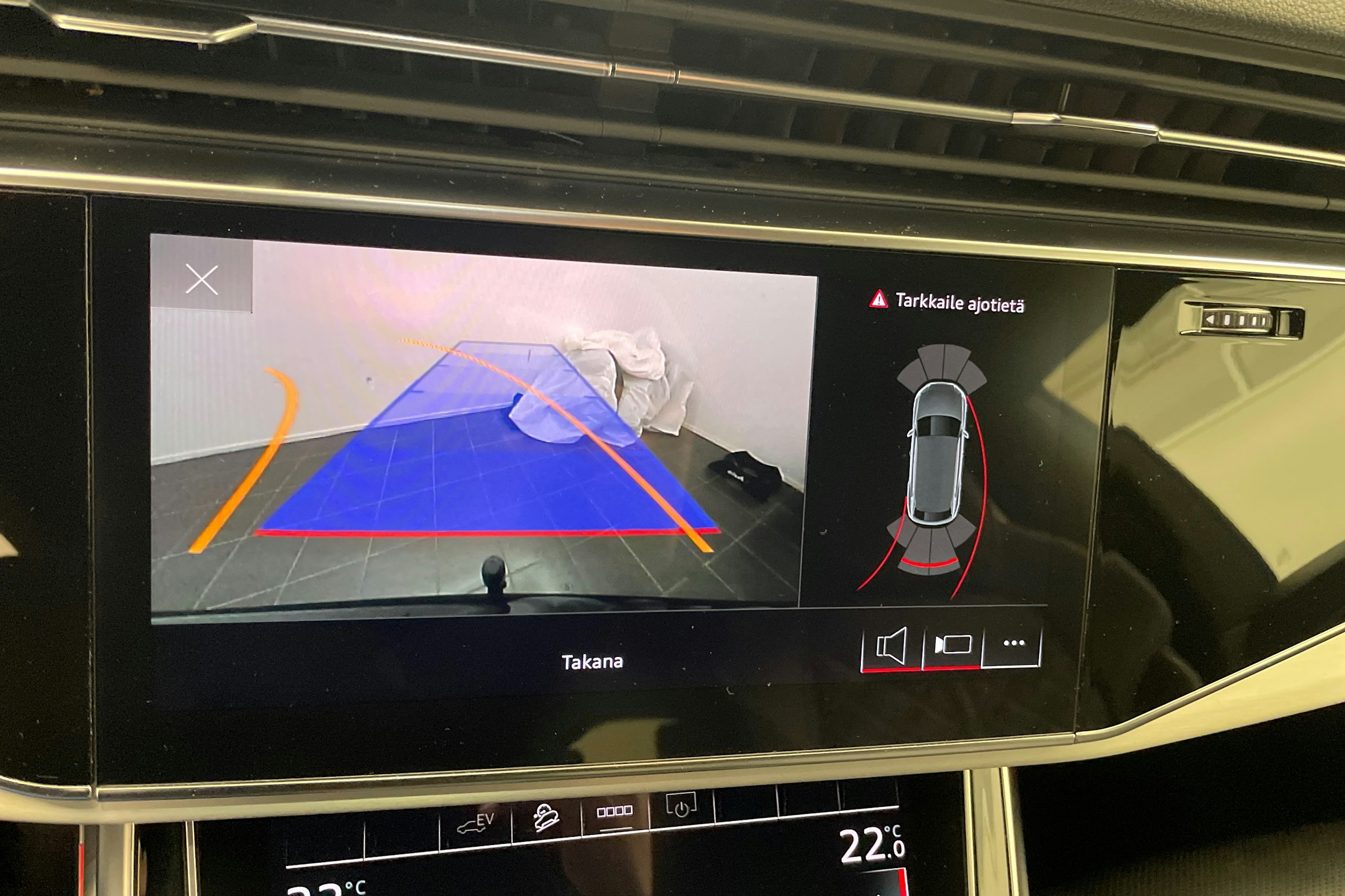 musta Audi Q8 2021 kuva 18.