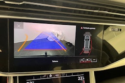 musta Audi Q8 2021 kuva 18.