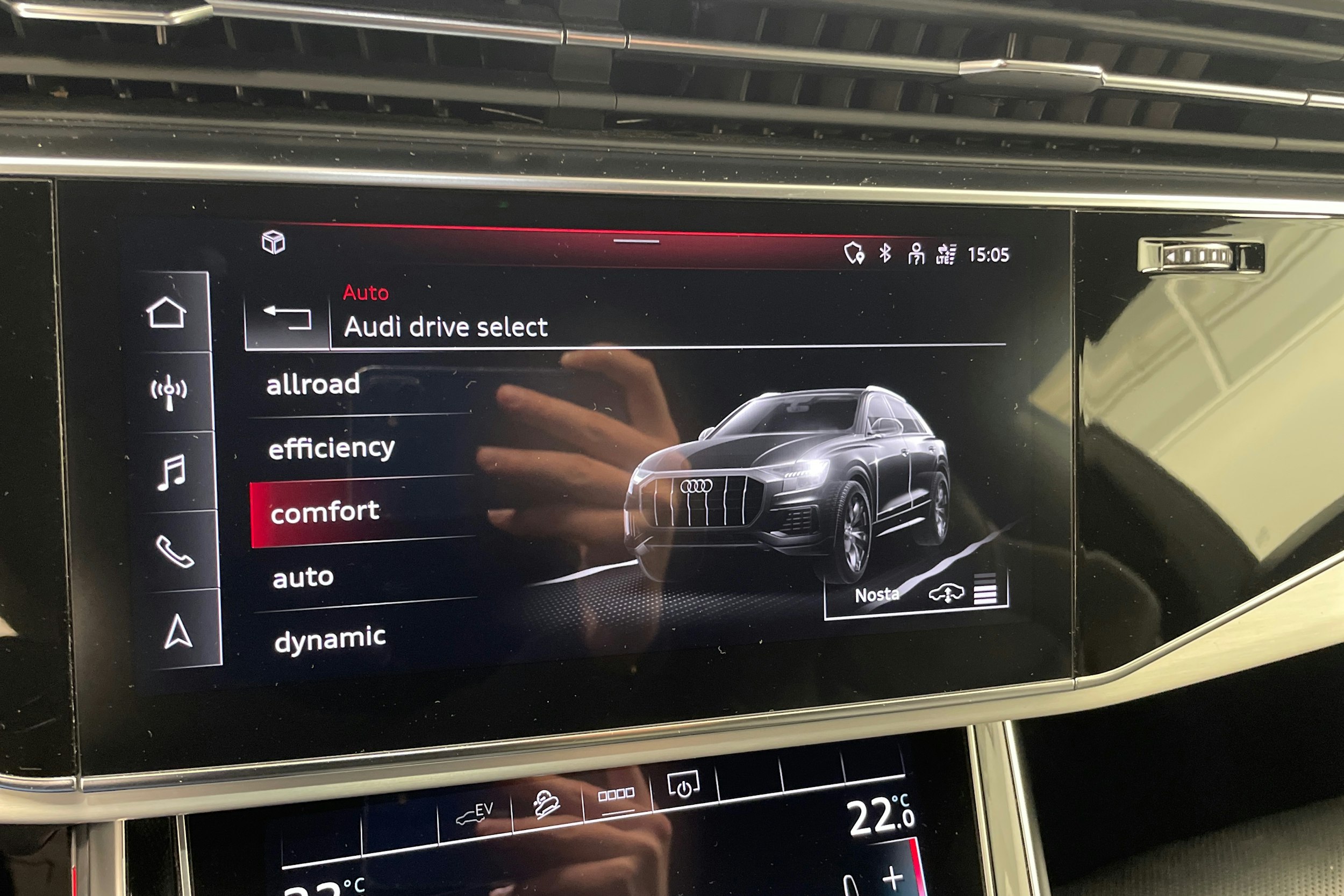 musta Audi Q8 2021 kuva 19.