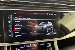 musta Audi Q8 2021 kuva 19.