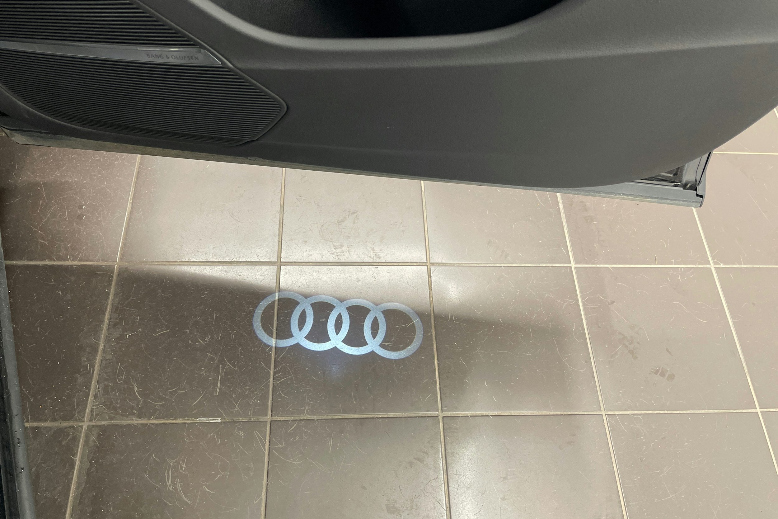 musta Audi Q8 2021 kuva 22.