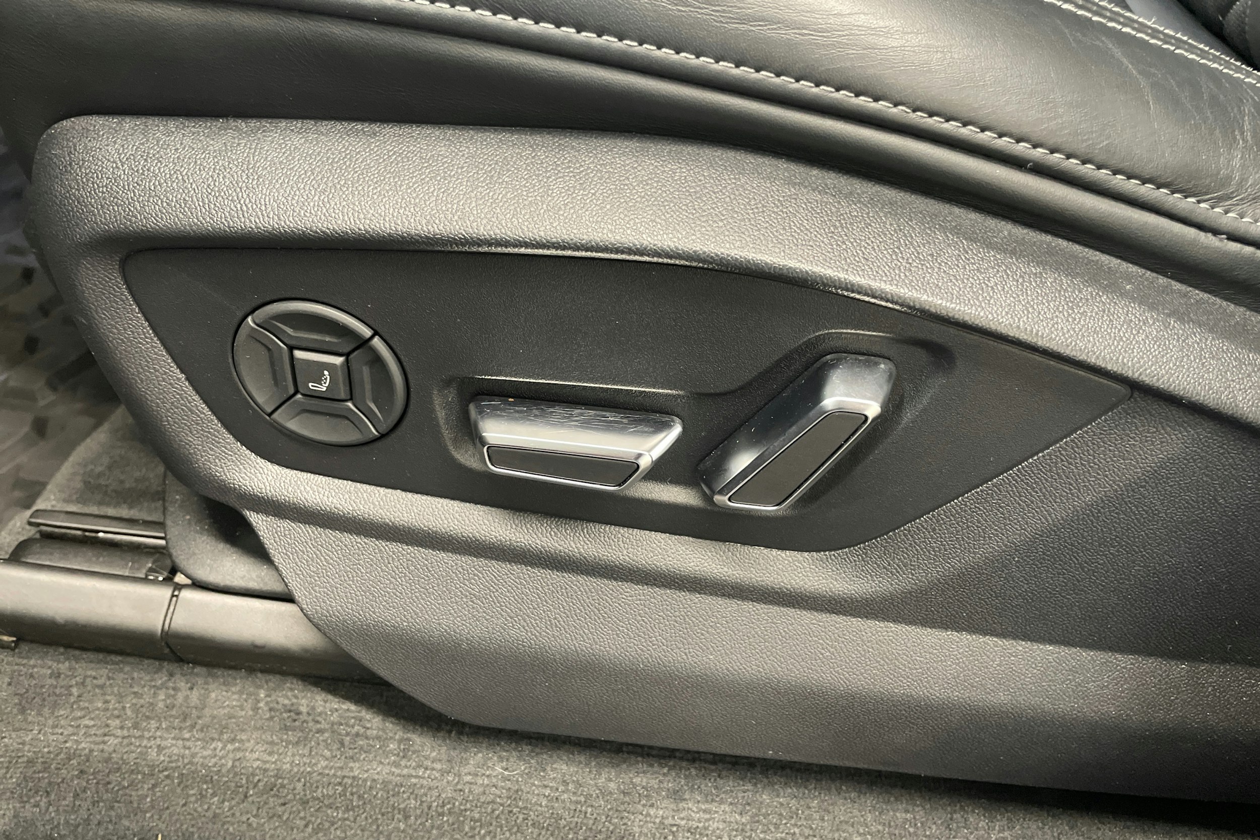 musta Audi Q8 2021 kuva 23.