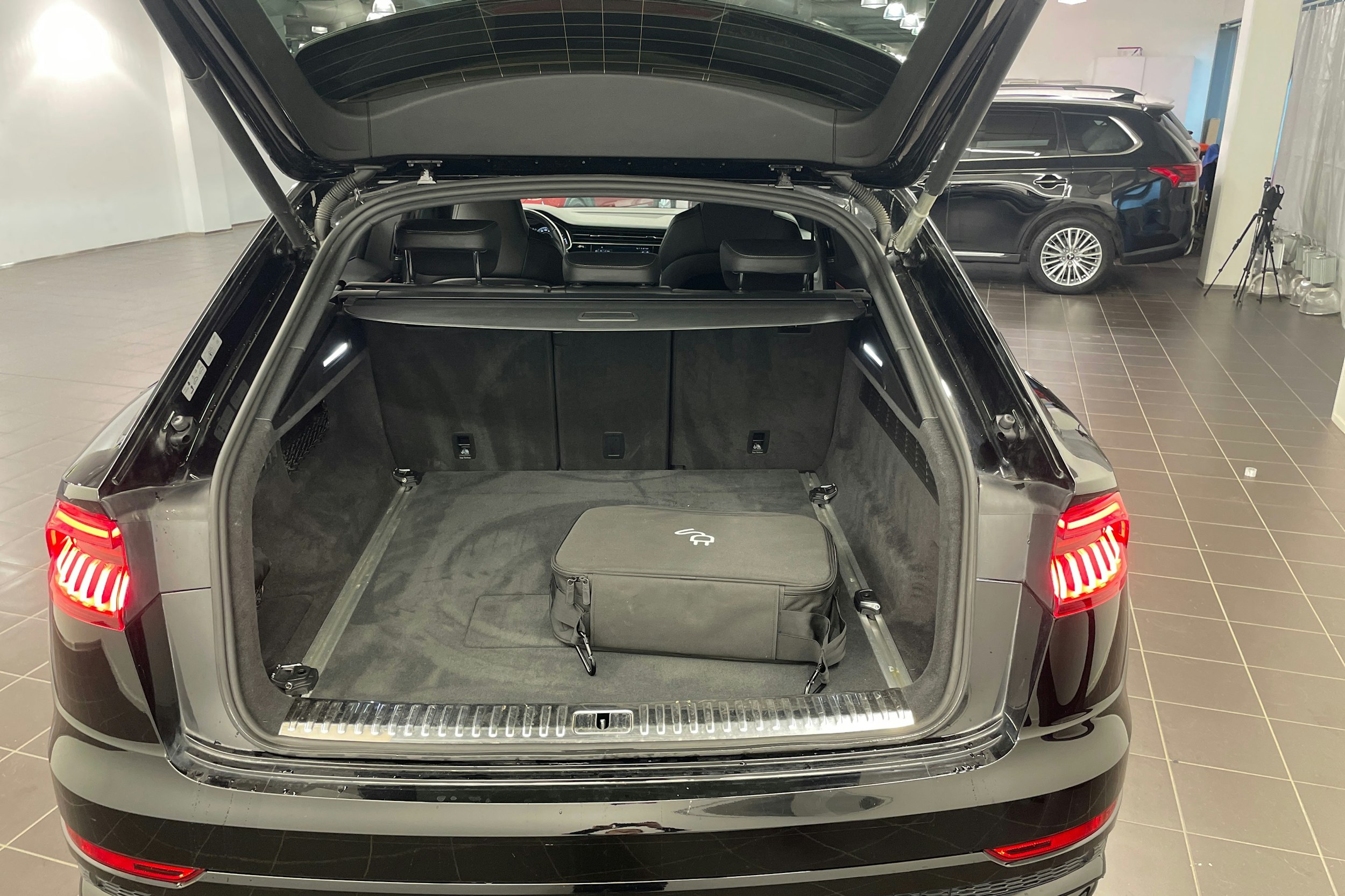 musta Audi Q8 2021 kuva 25.