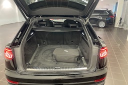 musta Audi Q8 2021 kuva 25.