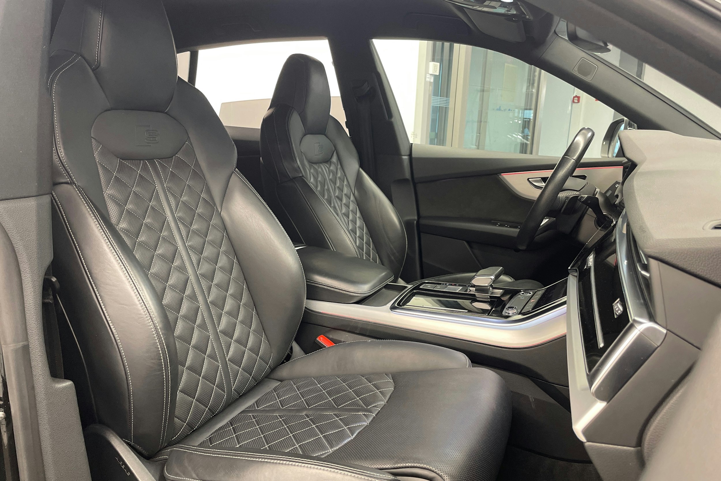 musta Audi Q8 2021 kuva 26.