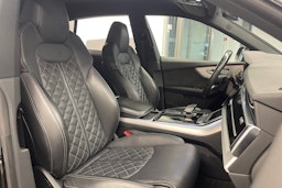 musta Audi Q8 2021 kuva 26.