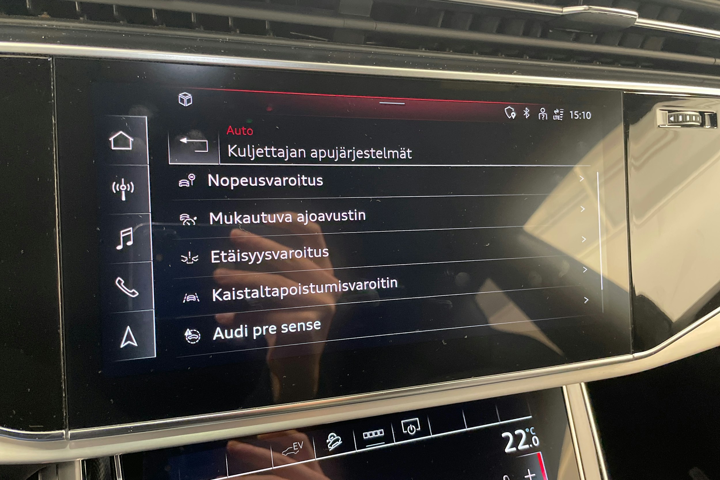 musta Audi Q8 2021 kuva 27.