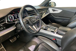 sininen Audi Q8 2021 kuva 6.
