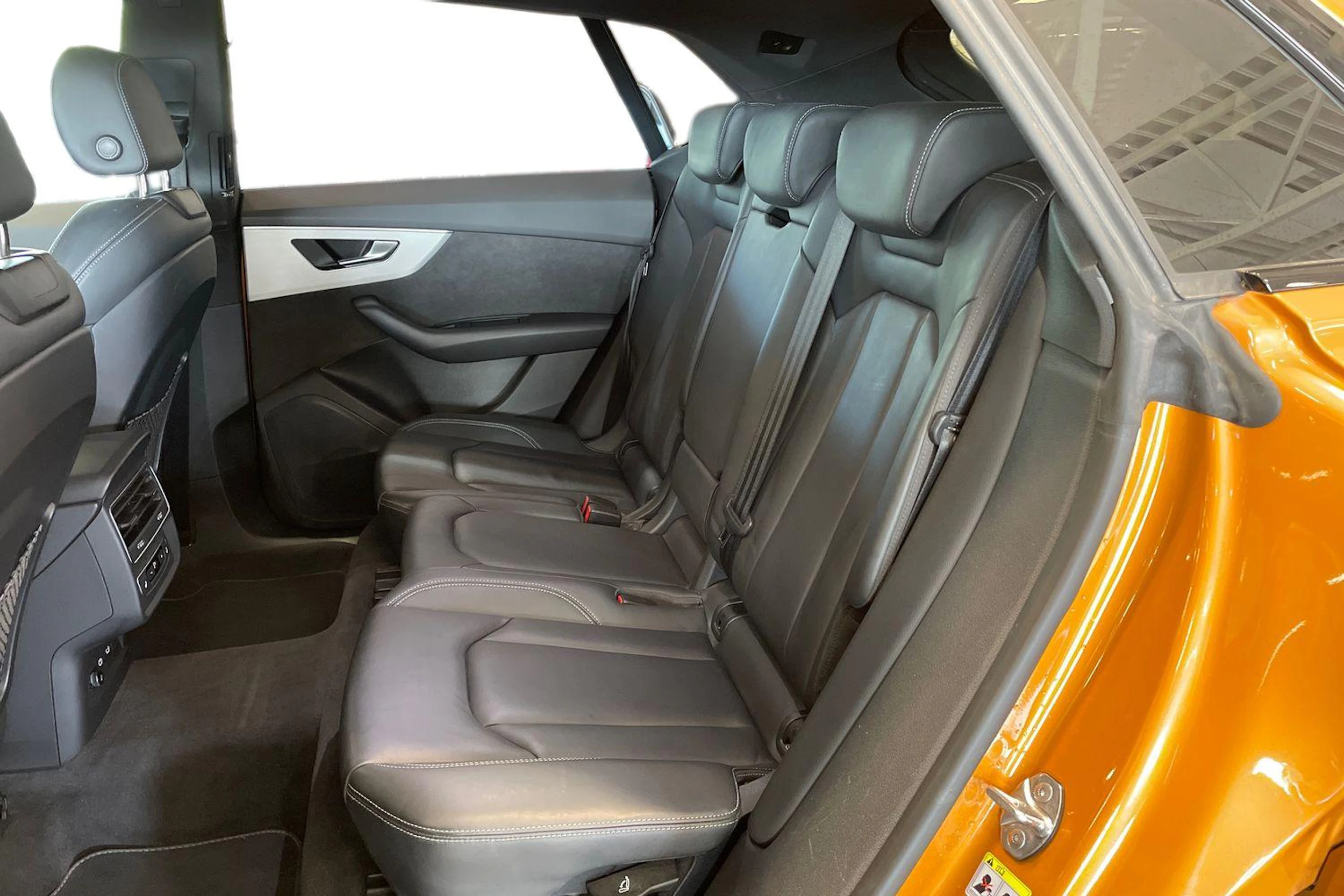 sininen Audi Q8 2021 kuva 8.
