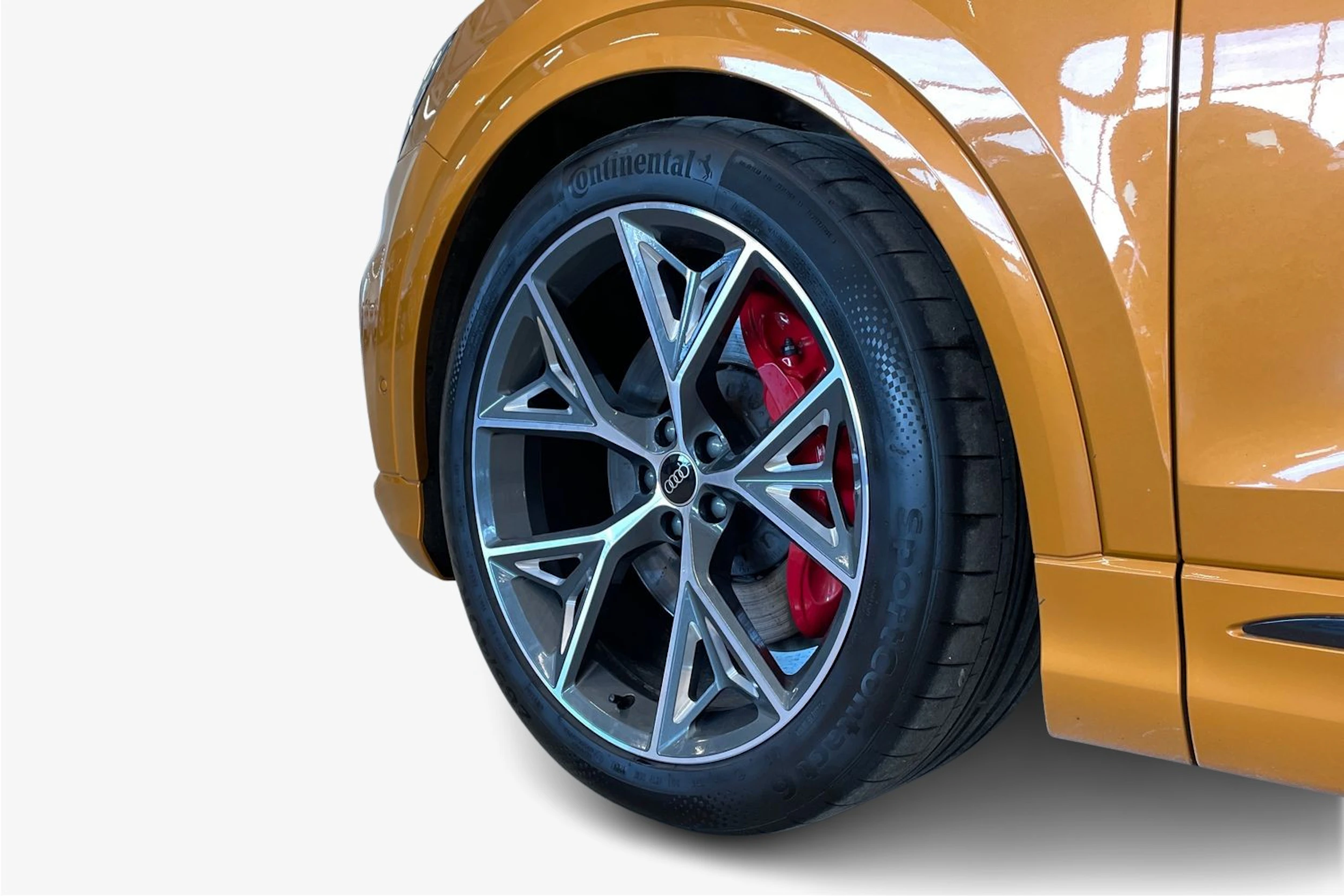 sininen Audi Q8 2021 kuva 9.