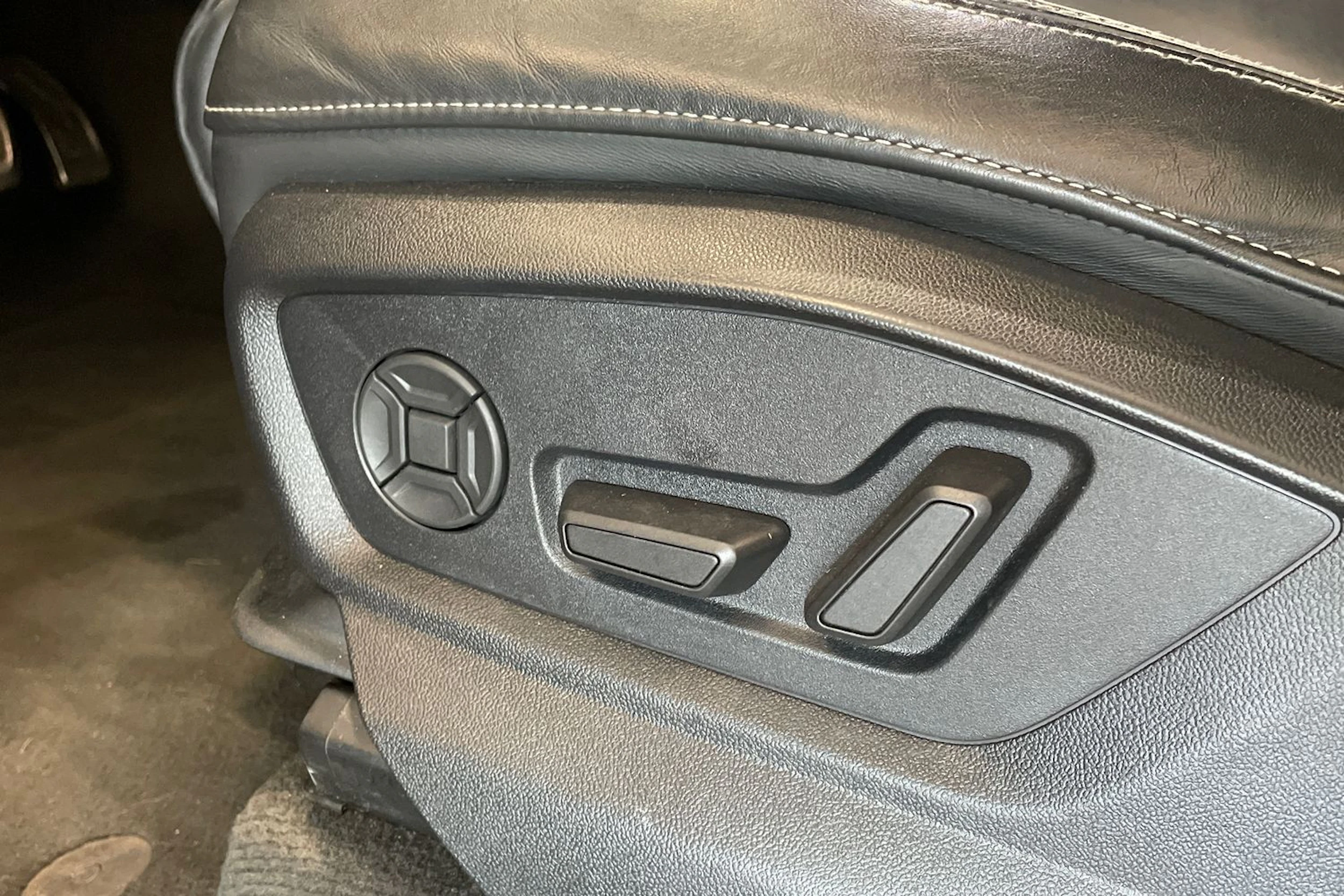 sininen Audi Q8 2021 kuva 13.
