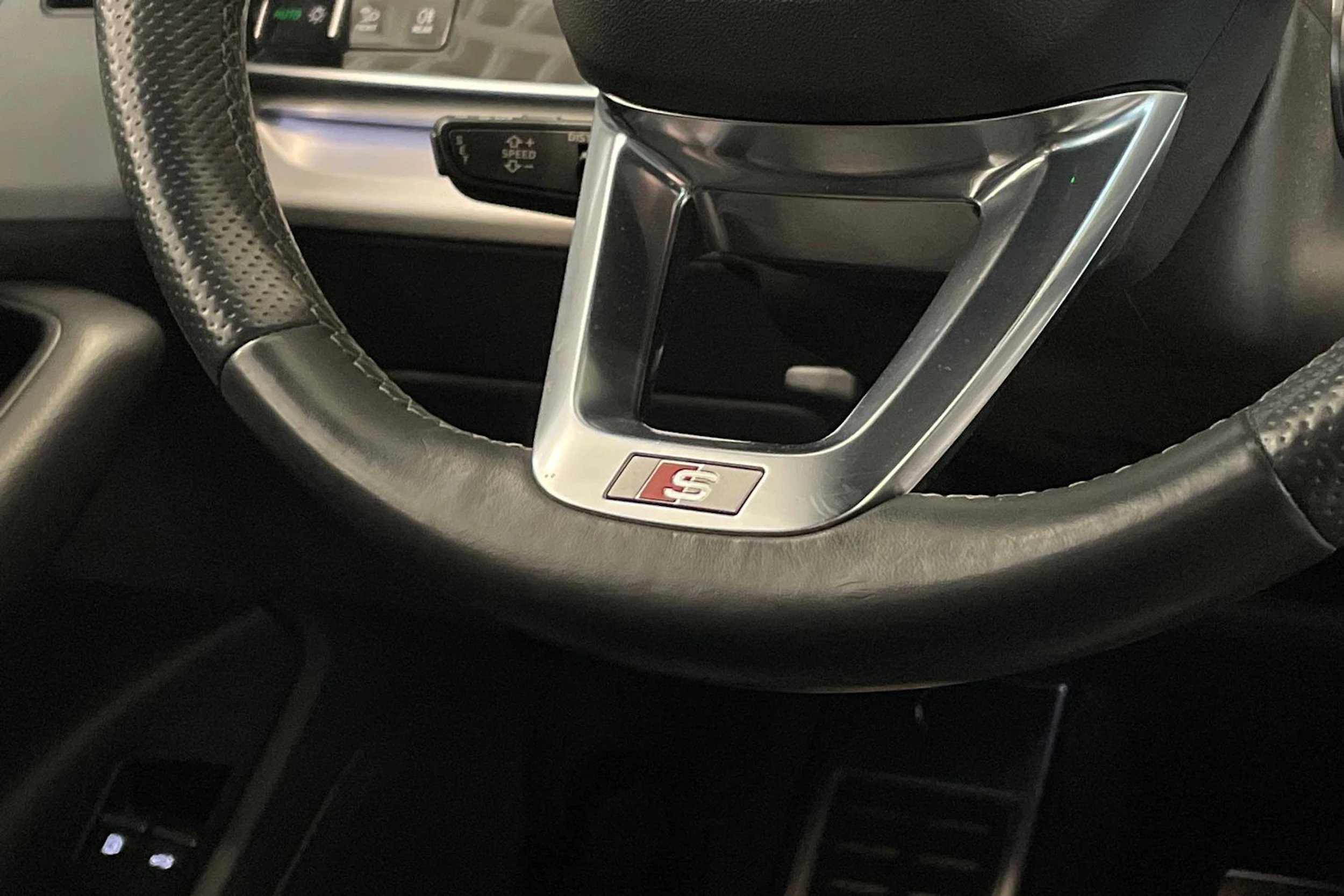 sininen Audi Q8 2021 kuva 16.
